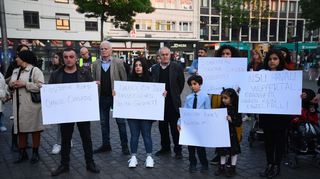 Nach dem tödlichen Polizeieinsatz gab es am Abend des 2. Mai auf dem Marktplatz eine spontane Kundgebung gegen Rassismus und Polizeigewalt. Die Polizei führte in den Tagen und Wochen danach jede Menge Gespräche.