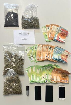 Das sichergestellte Material. Die Polizei vermutet, dass das Bargeld aus dem Handel von Drogen kommt.