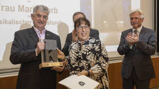 Offizielle Übergabe: Stadtrat Gottlieb Ohl (l.) überreicht die Trophäe an die umtriebige Kirchenmusikerin Maria Karb aus Lampertheim.
