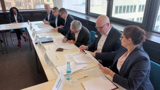 Vertreterinnen und Vertreter der Kooperationspartner unterzeichnen die Vereinbarung zum Aufbau der Jugendberufsagentur.