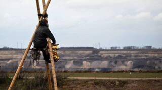 Ein Aktivist auf einem sogenannten Tripod in Lützerath. Die Ortschaft soll zur Erweiterung des Braunkohletagebaus Garzweiler II abgebaggert werden.