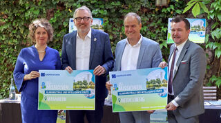 Freude über die Auszeichnung: Diana Pretzell (v.l.) und Peter Kurz sowie aus Heidelberg Eckart Würzner und Raoul Schmidt-Lamontain im Mai 2022.