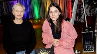 QZM-Vorsitzende Susanne Hun (l.) und Geschäftsführerin Katrin Hofner im Queeren Zentrum Mannheim.
