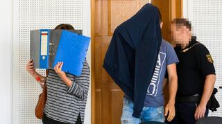 Nina R. und Ismail I. beim ersten Prozess am Frankenthaler Landgericht im Jahr 2019. Das Ex-Paar soll seinen gemeinsamen Sohn misshandelt haben.