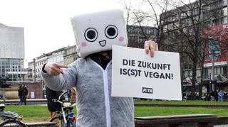 PETA animiert mit tanzendem Tofu auf dem Paradeplatz zur veganen Ernährung.