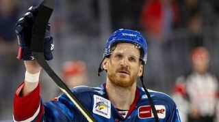 Korbinian Holzer trägt bis 2024 das Trikot der Adler Mannheim.