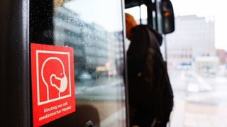 Ist bald auch in Baden-Württemberg Geschichte: Das Tragen einer Maske im Bus.