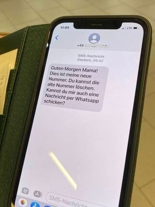 Textnachricht von Chat-Betrügern auf dem Smartphone von Gerlinde Menz.