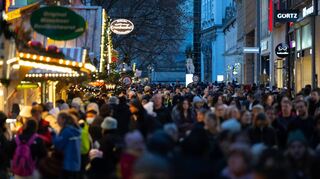 Während des Weihnachtsgeschäfts waren die Fußgängerzonen, wie hier in München, häufig voll.