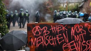Bei der Räumung von Lützerath (Nordrhein-Westfalen) stoßen die Einsatzkräfte der Polizei auf Widerstand von Aktivisten, die dort gegen den geplanten Kohleabbau durch RWE protestieren.