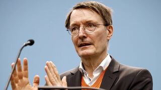 Gesundheitsminister Karl Lauterbach bleibt vorsichtig: Er will die Lage in Deutschland genau beobachten, bevor er sich für eine vorzeitige Aufhebung der Maskenpflicht ausspricht.