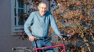Zum Pressegespräch im Haus der Kirche in Heppenheim kam der scheidende Kantor Martin Stein mit dem Fahrrad.