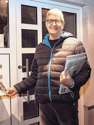 Dany Kitchen arbeitet erst seit 15 Monaten als Zeitungszusteller. Er verdient sich mit dem Mini-Job etwas neben seiner Rente dazu. Dafür trägt er nachts um 2 Uhr auf und verteilt rund 100 Zeitungen in seinem Bezirk Ilvesheim.