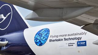 Die Lufthansa will durch die Beklebung von mehr als 20 Flugzeugen mit der neuen Haifischhaut-Folie mehr als 25 000 Tonnen COpro Jahr einsparen.