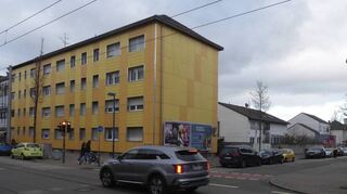 Das gelbe Gebäude und das Wohnhaus rechts daneben werden im kommenden Jahr abgerissen. Ganz rechts im Hintergrund die Penny-Filiale.