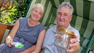 Ulrike und Stefan Jesberger waren von Frühjahr bis Sommer 2022 schwer geplagt von der Spinne. Jetzt scheinen sie ein Mittel gefunden zu haben.
