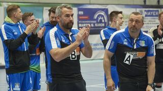 Trainer Christian Müller (vorne l.) und Co-Trainer Mirco Ritter (vorne r.) haben ihr Engagement bei den Blau-Grünen für die nächste Saison verlängert.