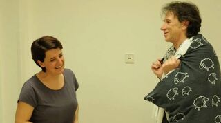 „Offene Zweierbeziehung“, das ist ein Gastspiel vom Nahe-Theater Bad Kreuznach. Und die Komödie ist wahrlich wie aus dem richtigen Leben.
