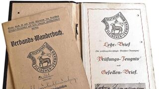 Wanderbuch von Zimmermanns Opa Ludwig, Walz-Stationen sind notiert.