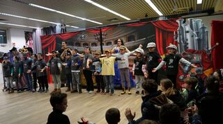 Voller Begeisterung bei den Franklin-Kindern. Auf der Bühne: Christian Wester (links), Helena Margarete Maier und die „Mitspielkinder“.