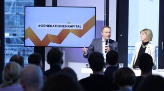 Bundesfinanzminister Christian Lindner und Kenfo-Geschäftsführerin Anja Mikus sprechen zur neuen Aktienrente in Berlin.