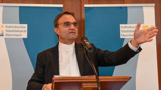 Hoffnung auf „Impulse für eine Erneuerung der Kirche“: Dekan Karl Jung, der sich Sorgen wegen der hohen Zahl an Kirchenaustritten macht, bei seiner Ansprache.