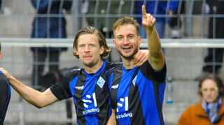 Jubel nach 2:1-Führungstreffer: Waldhofs Bentley Baxter Bahn (l.) und der Torschütze Pascal Sohm.