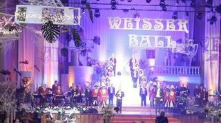 Der „Weiße Ball“ im prächtig geschmückten Mozartsaal.