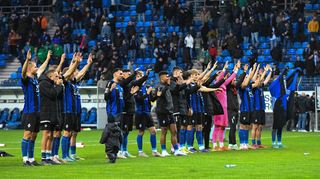 Die Mannheimer feiern den Sieg gegen 1860 München mit ihren Fans.