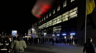 Rekordverdächtige Schlange an der Gästeliste vor dem Apache—Konzert.