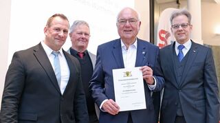 Wolf-Günter Janko (3.v.l., mit Urkunde) hat die Ehrennadel des Landes Baden-Württemberg verliehen bekommen. Im Bild zu sehen sind außerdem (v.l.) Bürgermeister Achim Weitz, Volker Wittmer (Vorsitzender VDI Landesverband Rheinland-Pfalz) und Andreas Föhrenbach (Vorsitzender VDI Bezirksverein Nordbaden-Pfalz).