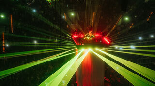 Fast wie bei einer Progrock-Show ging es auf der ausfahrbaren zweiten Bühne in der SAP Arena zu, bei der es Apache 207 bei "Rockstar" fast Metal-mäßig krachen ließ.