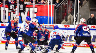 Sinan Akdag (Mannheim) scheitert an Niklas Treutle (Nuernberg) Foto © PIX-Sportfotos