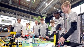 Beim Regionalwettbewerb der First Lego League Challenge im John Deere Forum ist auch das Team vom Karl-Friedrich-Gymnasium Mannheim dabei.