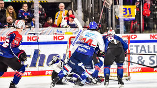 Wieder kein Tor, der Puck (rechts) landet am Pfosten. Ryan MacInnis und Tyler Gaudet (verdeckt) blieben ohne Torerfolg.