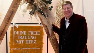Bei der Hochzeitsmesse in Ludwigshafen warb auch Bodo Bruckhaus für sein Angebot als Trauredner.