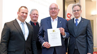 Heddesheim. Bürgerhaus. Ehrennadel des Landes Baden-Württemberg für Herrn Wolf-Günter Janko.

Im Bild: Verleihung der Ehrennadel des Landes BaWü an Wolf-Günter Janko (Bildmitte) durch Bürgermeister Achim Weitz (links), Prof. Dr. Andreas Föhrenbach (rechts, Vorsitzender VDI Bezirksverein Nordbaden-Pfalz) und Dr. Volker Wittmer (im Hintergrund, Vorsitzender VDI Landesverband Rheinland-Pfalz).