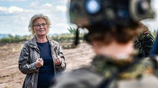 Bundesverteidigungsministerin Christine Lambrecht (SPD) im Sommer vergangenen Jahres auf dem Truppenübungsplatz Letzlingen.
