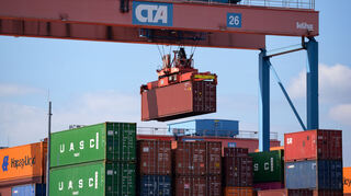 Ein Container wird auf dem Gelände des HHLA Container Terminal Altenwerder (CTA) in Hamburg verladen.