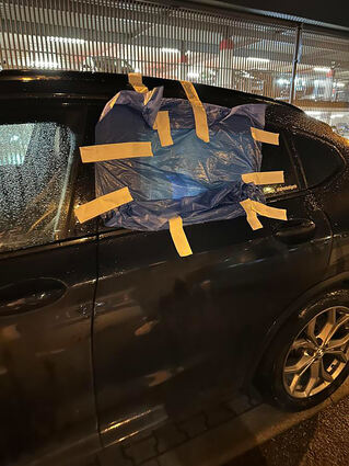 Kreative Hilfe: So hat die Polizei das Autofenster von Haas gesichert.