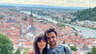 und ihr Freund Parham im Sommer 2022 beim Besuch des Heidelberger Schlosses.