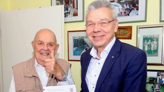 Bürgermeister Gottfried Störmer (r.) gratulierte dem Jubilar Heinz Fröhlich zu dessen 90. Geburtstag.