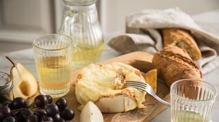 Zu cremigem Käse schmecken leicht säuerliche Weine besonders gut.
