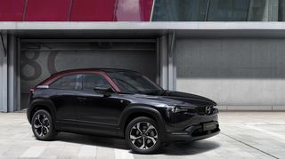 mid Groß-Gerau - Der Plug-in-Hybrid-Antrieb des MX-30 e-Skyactiv R-EV ist ein serielles System, bei dem die Räder immer von einem 125 kW/170 PS-starken Elektromotor angetrieben werden.