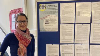 An G9 – beziehungsweise am Infostand dazu – kam niemand vorbei: Rund 100 Unterschriften für den Volksantrag sammelte Elternvertreterin Vivien Mütsch allein beim Weihnachtsmarkt des Liselotte-Gymnasiums.