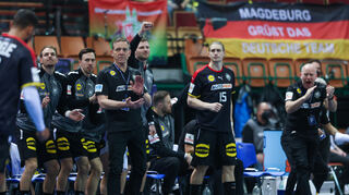 17.01.2023, Polen, Kattowitz: Handball: WM, Algerien - Deutschland, Vorrunde, Gruppe E, 3. Spieltag im Spodek Kattowitz. Deutschlands Spieler um Trainer Alfred Gislason feuern das Team an. Die deutschen Handballer starten am Donnerstagabend (18.00 Uhr/ARD) gegen Argentinien in die Hauptrunde der Weltmeisterschaft.