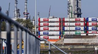 Blick auf das Werksgelände der BASF am Rhein in Ludwigshafen.