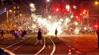 Silvesterabend am Mannheimer Wasserturm. Die Situation war nach Meinung des Polizeipräsidenten rund um den Jahreswechsel „grenzwertig“.
