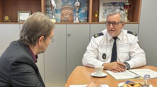 Polizeipräsident Siegfried Kollmar im Gespräch mit Redakteur Bernhard Zinke im Polizeipräsidium Mannheim.