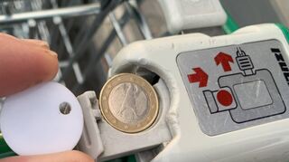 Mit einem Riegel oder einem ähnlichförmigen Gegenstand lässt sich das Münzfach am Einkaufswagen in Sekundenschnelle öffnen und das Geldstück gegen einen billigen Plastikchip austauschen.